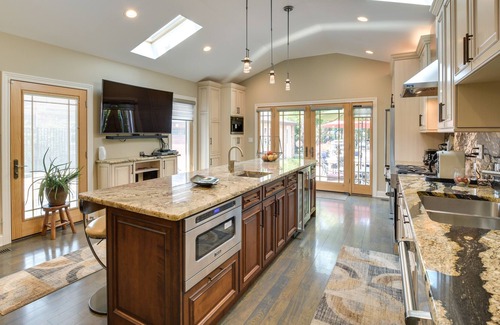 Des Plaines House | Luxury Vacation Home Rental ~ 20 Mi to Chicago!