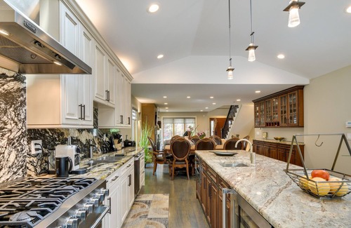 Des Plaines House | Luxury Vacation Home Rental ~ 20 Mi to Chicago!