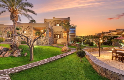 Sitia Apartment | Luxury villa by the pool in Crete