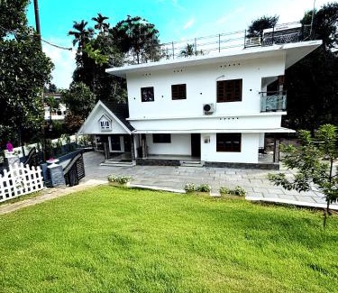 Devikolam Villa | Luxury Villa Ps5 Home-Theater Hookah 20km 2 Munnar