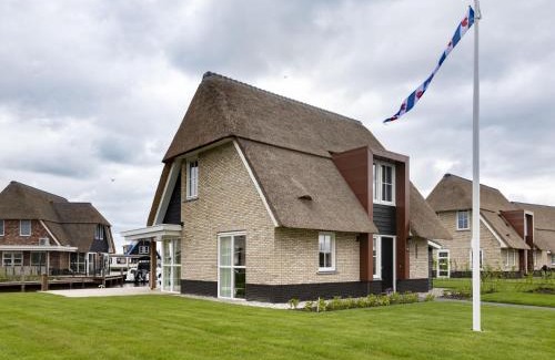 Delfstrahuizen Villa | Luxury villa with a sauna, at the Tjeukemeer