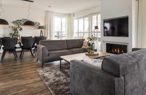 Delfstrahuizen Villa | Luxury villa with a sauna, at the Tjeukemeer