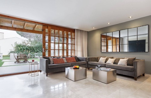 Cabrils House | Luxury villa with pool 25km from Barcelona and 2km from the beach.