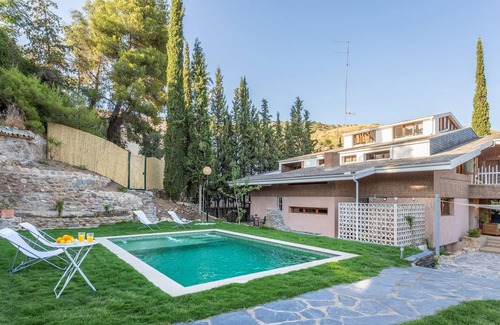 Granada Apartment | Luxury Villa with pool. Casa del Cadí