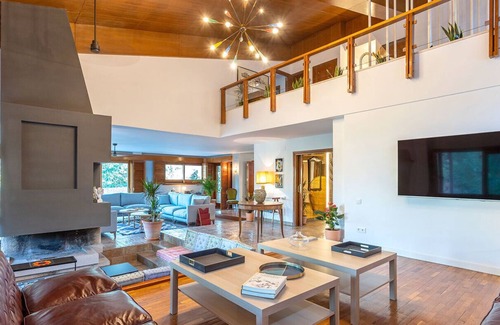 Granada Apartment | Luxury Villa with pool. Casa del Cadí
