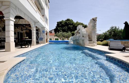Plano Villa | Luxury Villa with Pool, Jacuzzi, Sauna and Gym