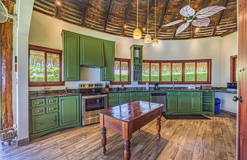 Tres Rios House | Luxury Villas, TikiVibez full Resort, Full Ocean Sunset Views, close to beaches