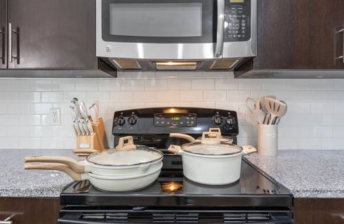 Courier City - Oscawana Apartment | Luxury W/Downtown views-Pool-Gym-Free Parking!