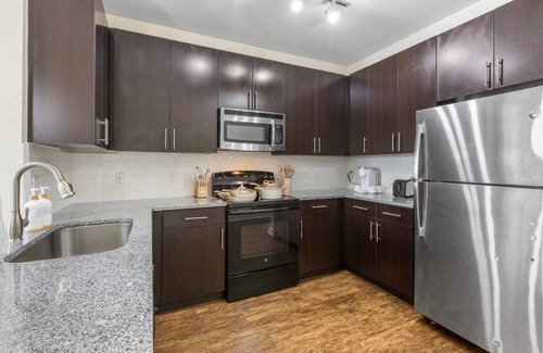 Courier City - Oscawana Apartment | Luxury W/Downtown views-Pool-Gym-Free Parking!