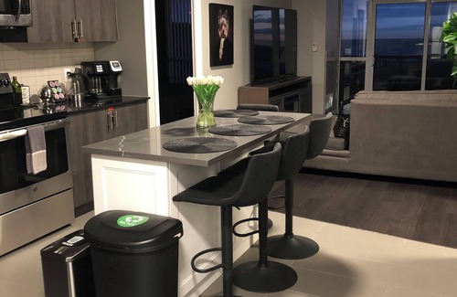 Grimsby Condo | Luxury Water-View Oasis