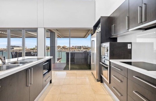 Wallaroo House | LUXURY WATERFRONT ACCOMMODATION - 12 people 5 ensuites