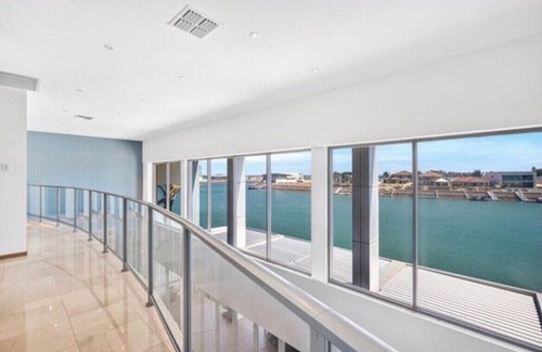 Wallaroo House | LUXURY WATERFRONT ACCOMMODATION - 12 people 5 ensuites