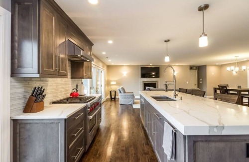 Middlefield House | Luxury Waterfront Lake House by Ski Resort & Winery