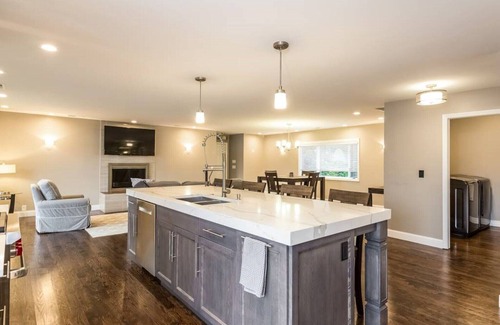 Middlefield House | Luxury Waterfront Lake House by Ski Resort & Winery