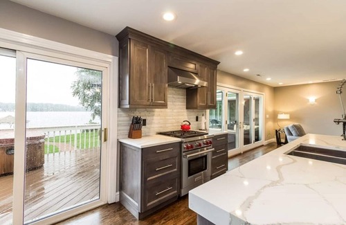Middlefield House | Luxury Waterfront Lake House by Ski Resort & Winery