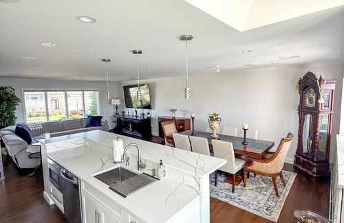 Seaford House | Luxury Waterfront Ryder Cup Home <9 miles from Bethpage Black w/hot tub