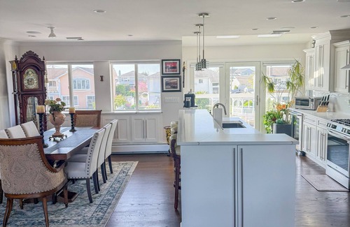 Seaford House | Luxury Waterfront Ryder Cup Home <9 miles from Bethpage Black w/hot tub