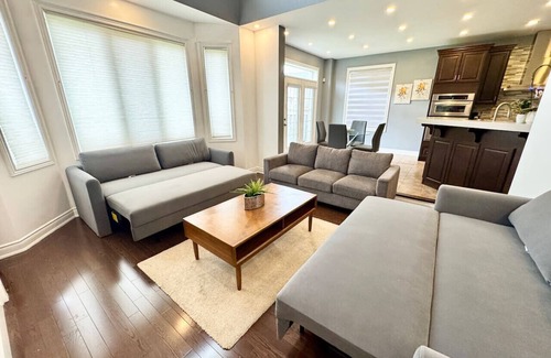 Brampton House | Luxury | Wedding/Group Ready | Airport & Downtown