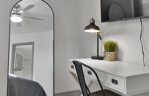 Webster Apartment | Luxury Work Space|Communal Pool|Private Balcony|Laundry OnsitelFitness Center|Near Bay BrooklWiFi