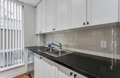 Yorkville Apartment | Luxury Yorkville 2bed 2bath 5 guests Parking