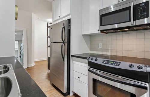 Yorkville Apartment | Luxury Yorkville 2bed 2bath 5 guests Parking
