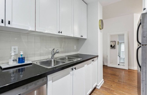 Yorkville Apartment | Luxury Yorkville 2bed 2bath 5 guests Parking