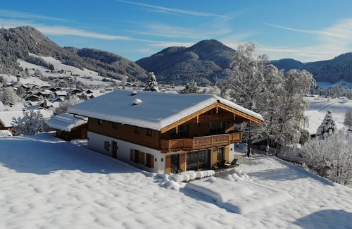 Reit im Winkl House | Luxus Chalet bis 6 Personen, Küche, Esszimmer, Wohnzimmer, 3 Schlafzimmer, 3 Bäder, Tiefgarage, Pool