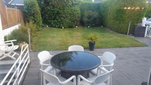 Travemuende House | Luxusferienhaus, stylisch, modern, schick mit Garten, Kamin und 2 Schlafzimmern, 3 WC