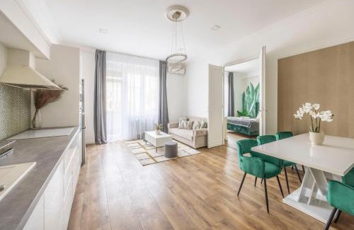 Kispest Apartment | Luxy Central Spacious & Cozy Residence with Balcony