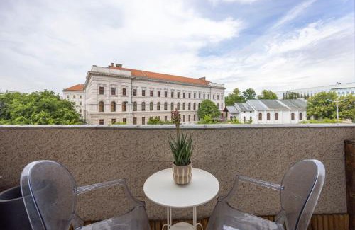 Kispest Apartment | Luxy Central Spacious & Cozy Residence with Balcony