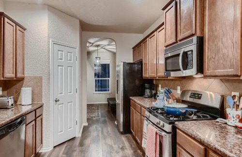 San Antonio Villa | Lxry 4 BR, Heated Pool, Spa, near attrns (St1)