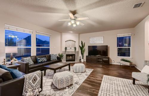 San Antonio Villa | Lxry 4 BR, Heated Pool, Spa, near attrns (St1)