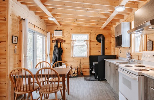 Coaticook Ski Chalet | Lyster Cabin #1 - Waterfront