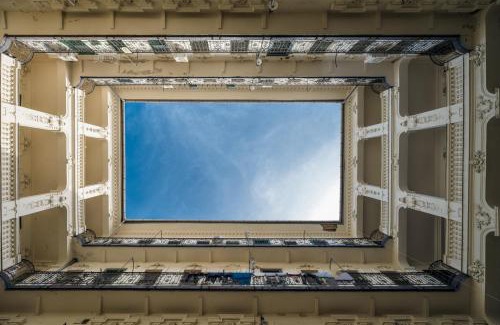 Nepszinhaz negyed Apartment | Máphi Bleu - Urban Suite