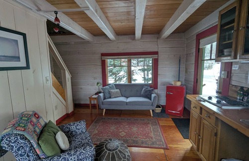 Grand Marais Cottage | Mökki: Dovetail Log Cabin Downtown