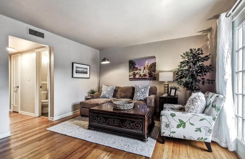 West Plaza House | M 07-3W Great Location-King Bed-Walk to Plaza