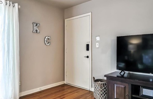 West Plaza House | M 07-3W Great Location-King Bed-Walk to Plaza