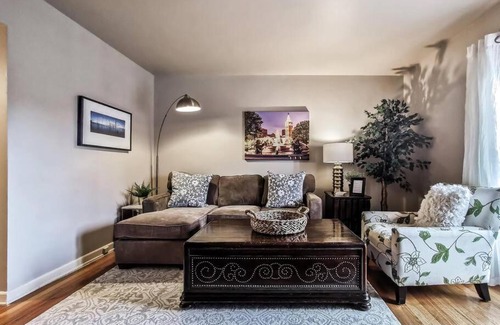 West Plaza House | M 07-3W Great Location-King Bed-Walk to Plaza