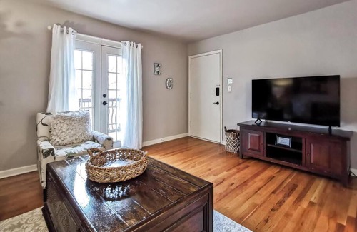 West Plaza House | M 07-3W Great Location-King Bed-Walk to Plaza