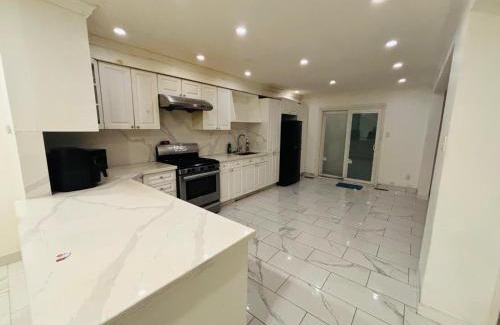 Hurontario House | M-1 Walking Distance to Square One Mall with Attached Washroom- For 6 people