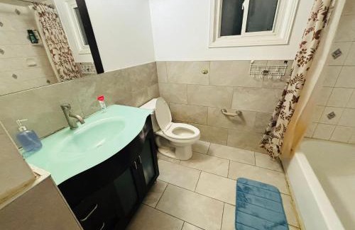 Hurontario House | M-1 Walking Distance to Square One Mall with Attached Washroom- For 6 people