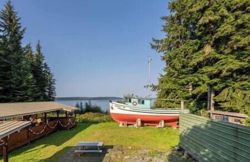 Alert Bay Cabin | (M) Deluxe Double Bedroom Cabin (non pet friendly)