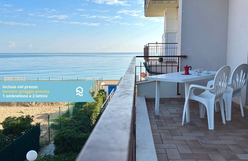 Marcelli Apartment | M097 - Marcelli, three-room apartment on the sea with private beach