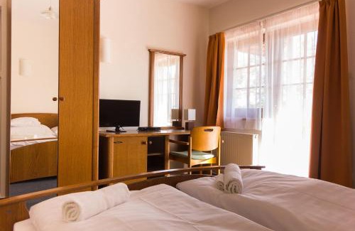 Obarok Hotel | M1 Szekér Csárda Hotel és Étterem