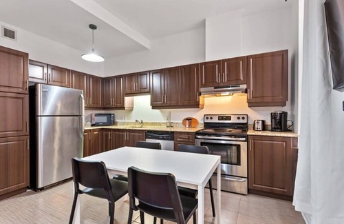 Milton Park Apartment | M11 | Boulevard Suites: Cozy 2-BR DT Montreal 3B