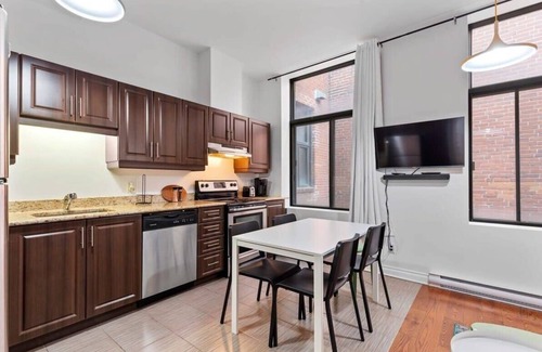 Milton Park Apartment | M11 | Boulevard Suites: Cozy 2-BR DT Montreal 3B