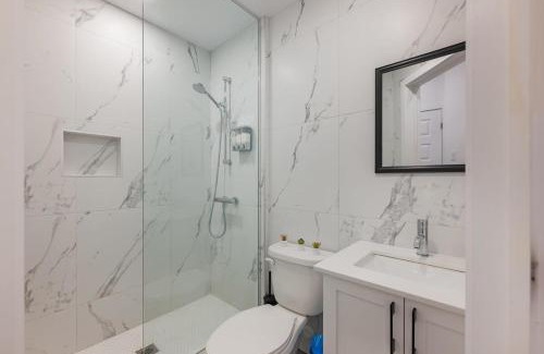 Mile End Apartment | M11 Luxury 2BR Sofa Bed in the Heart of PlateauMile-End