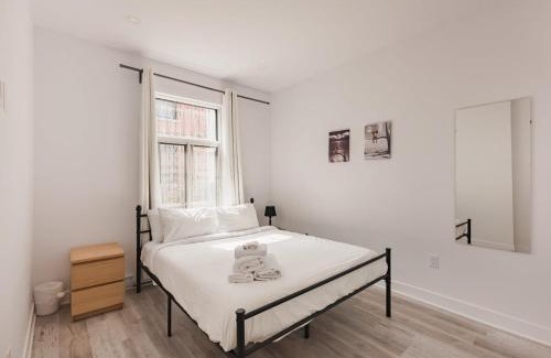 Mile End Apartment | M11 Luxury 2BR Sofa Bed in the Heart of PlateauMile-End