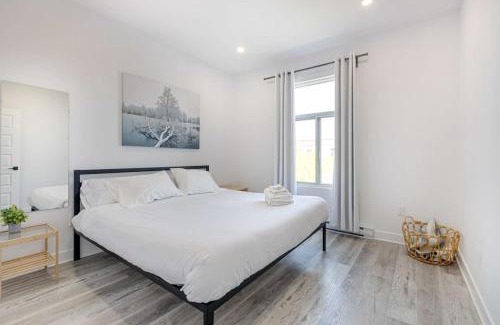 Mile End Apartment | M11 Upscale Spacious 1BR wKingBed AC in Heart of PlateauMile-End