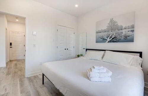 Mile End Apartment | M11 Upscale Spacious 1BR wKingBed AC in Heart of PlateauMile-End